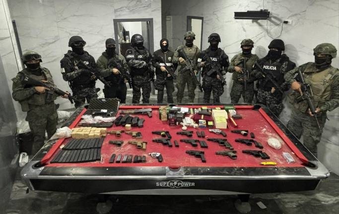 Lo que le encontraron: armas, teléfonos y municiones sobre la mesa de billar