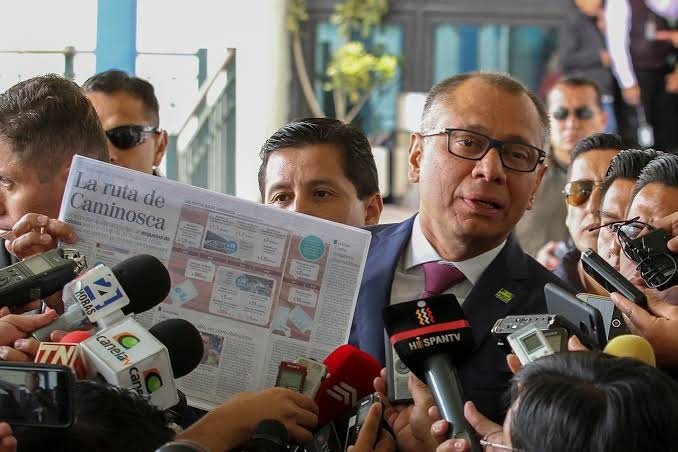 Jorge Glas levanta la carpeta de Caminosca frente a la prensa