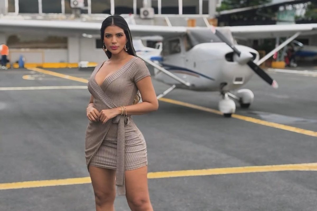 Connie Garcés, en una sesión junto a una avioneta