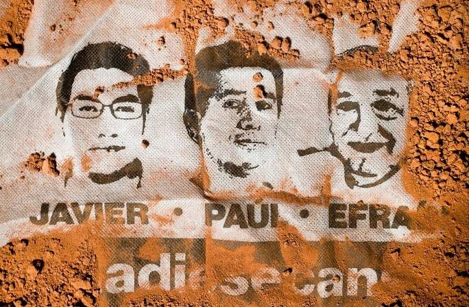 Javier, Paúl y Efraín en un mural