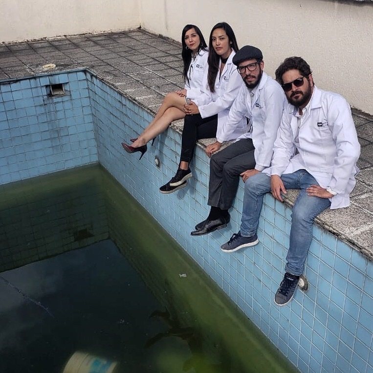 El equipo, en la piscina vacía del hospital