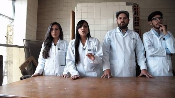 Los cuatro con mandil, listos para grabar