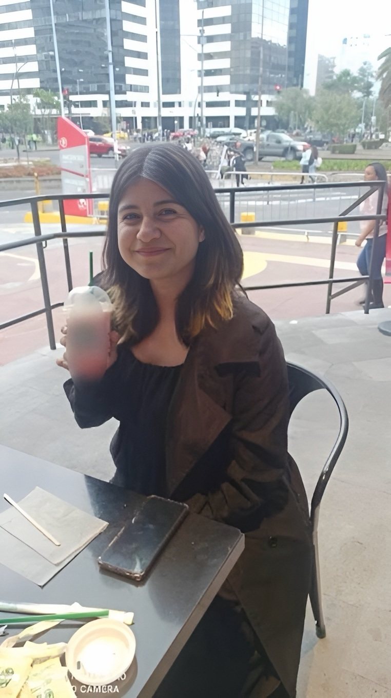 Nathaly, en una cafetería