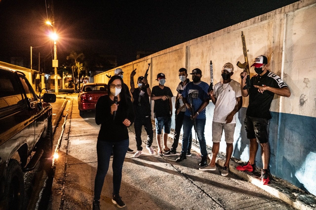 La Moni, de noche, con el grupo que aceptó hablar