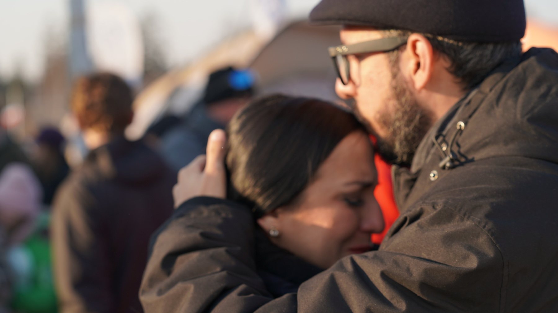 La frontera: el abrazo de una mujer que acaba de cruzar