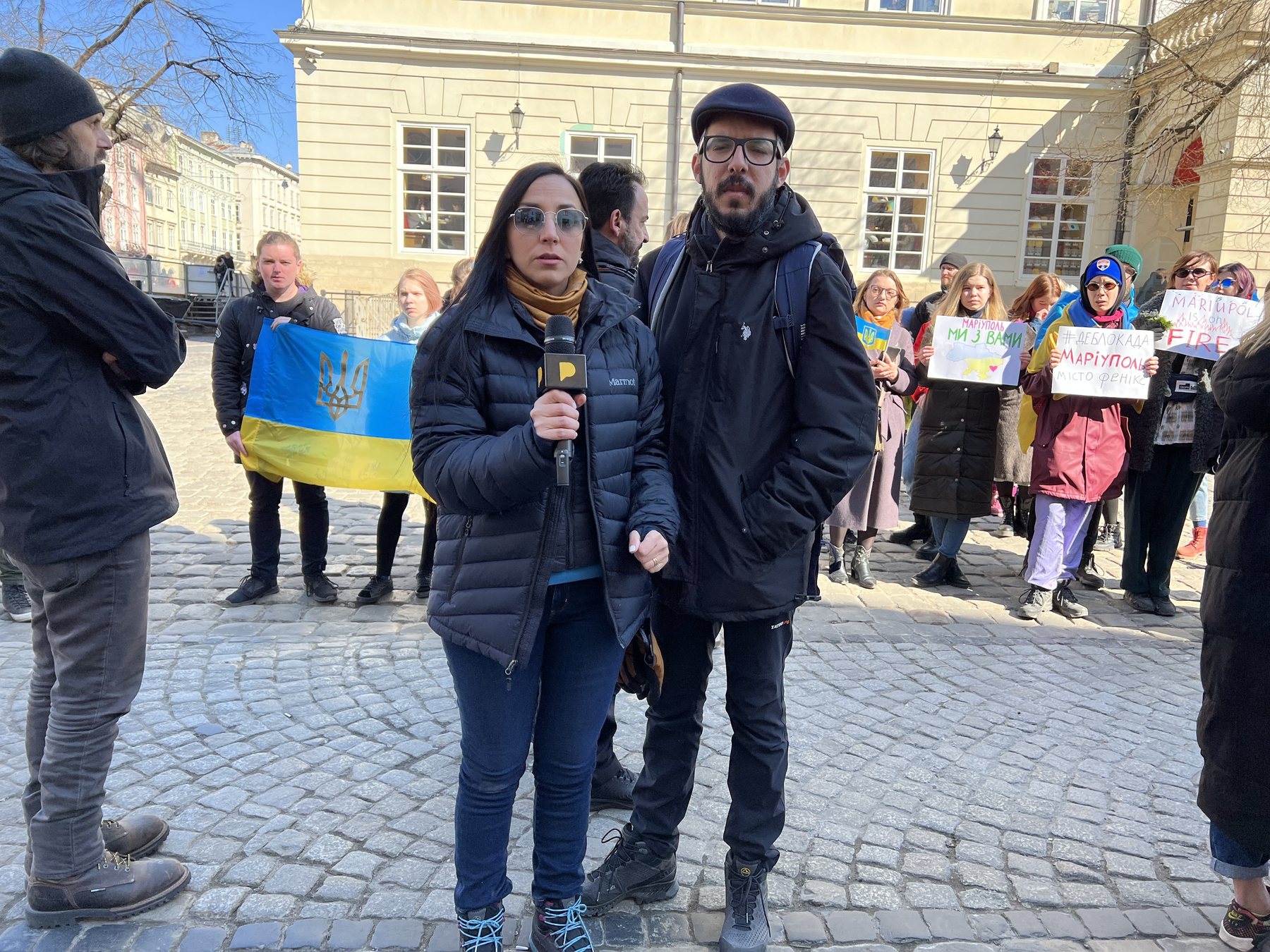 Boscán y La Moni frente a una manifestación por Ucrania