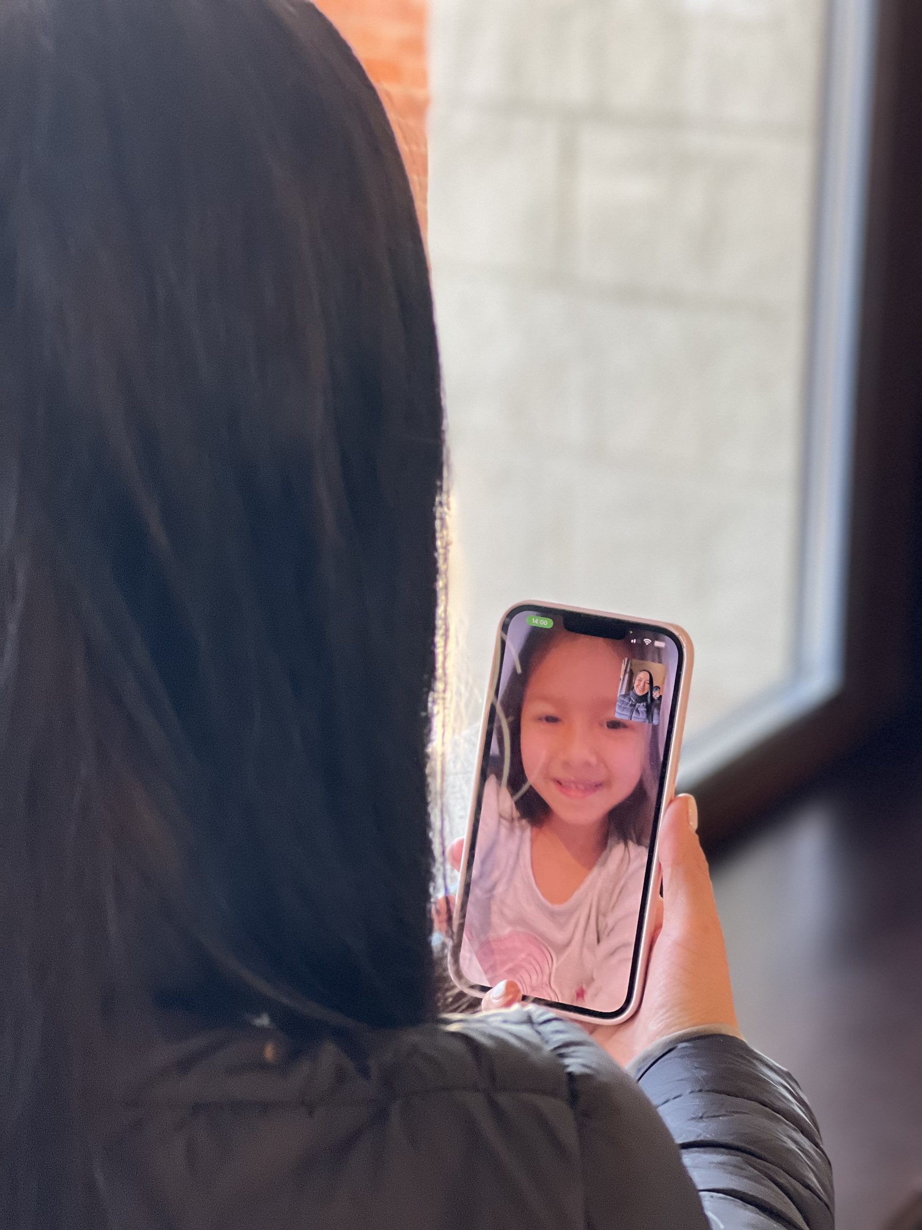 La videollamada con una de sus hijas, desde la cobertura